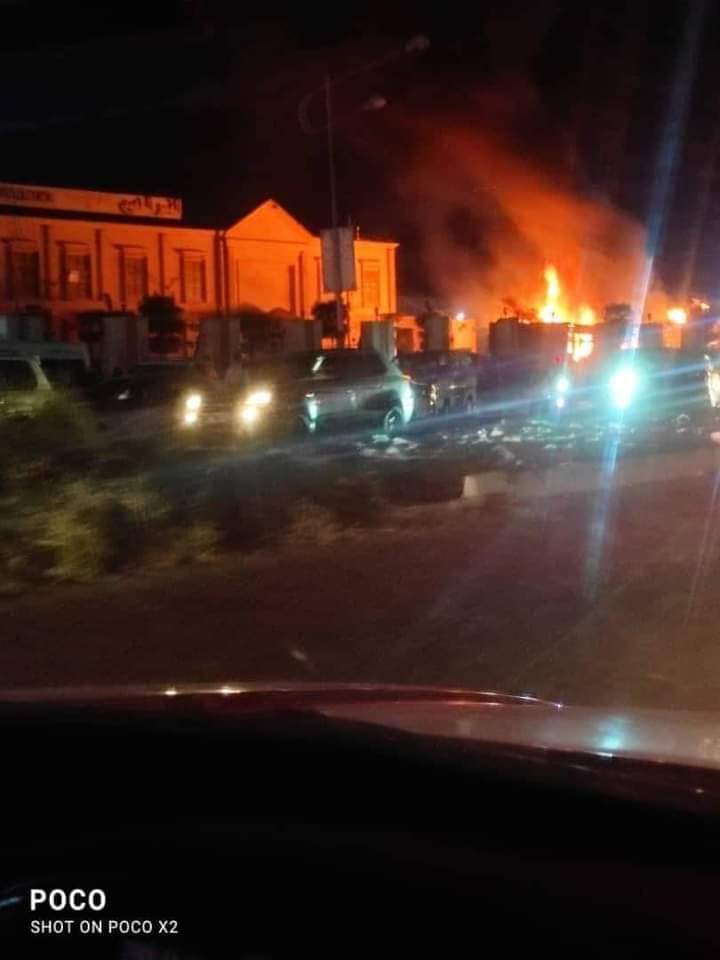 إندلاع حريق ضخم وسط العاصمة المؤقتة عدن