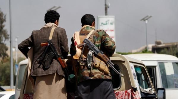 مليشيات الحوثي تطرد موظفي الدولة وتصفهم بالعملاء