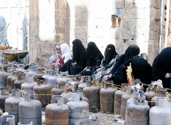 مليشيا الحوثي تواصل احتكار مادة الغاز المنزلي في إب و ذمار