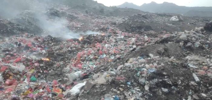 سكان مدينة دمت يشتكون من تكدس مقلب النفايات ومليشيا الحوثي تتلكأ