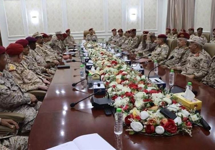 وزير الدفاع يترأس اجتماعاً للقيادات العسكرية لمناقشة مستجدات الأوضاع على الساحة الوطنية وفي محافظتي حضرموت والمهرة