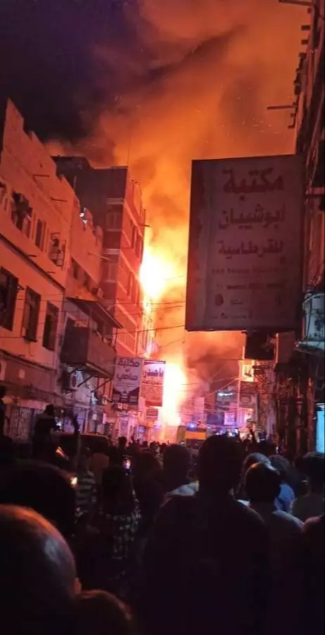 "حالة طوارئ" حريق لم يتم السيطرة علية  في عدن (صورة)