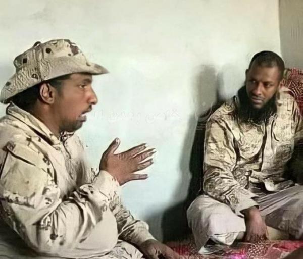 بالاسم والصورة.. قائد عسكري مقال يعود ليصرف رواتب لأفراد لواءه بعد تركه لهم