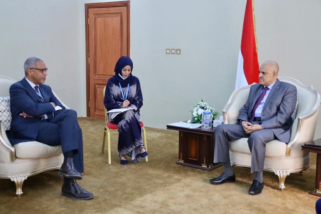 محافظ تعز يناقش مع مدير برنامج الأغذية العالمي تخفيف المعاناة الإنسانية في تعز