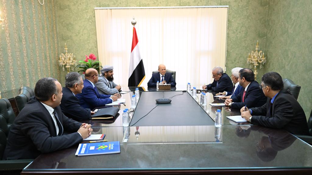 إجراء هام من رئيس مجلس القيادة الرئاسي بعد اجتماعه بإدارة البنك المركزي 