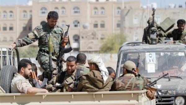 ترويعا للأهالي .. مليشيا الحوثي تقتحم منازل المواطنين بهذه المدينة 