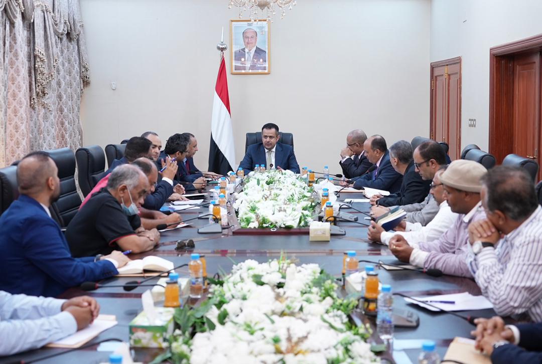 اجتماع استثنائي برئاسة معين عبدالملك لمناقشة الاستعدادات للتعامل مع المستجدات العالمية وتأثيرها على السوق المحلي