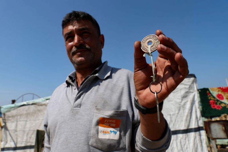 مفاتيح المنازل المدمرة في غزة.. رمز جديد لتهجير الفلسطينيين