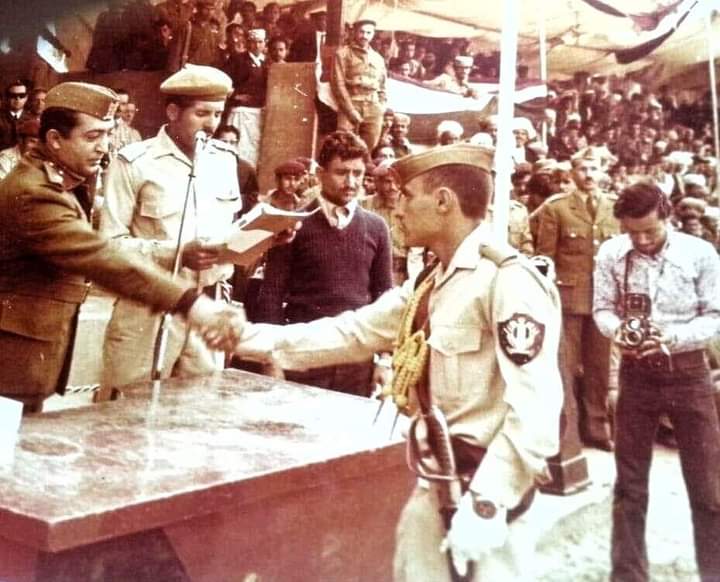 شاهد صورة لخريج الكلية الحربية بصنعاء الذي  كرمه الرئيس الحمدي و أصبح حارساً شخصيا له