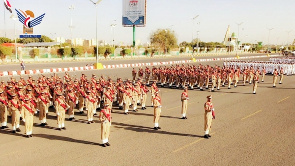 في قلب العاصمة ..مليشيات الحوثي تستعرض قواتها بعروض عسكرية كبيرة لمقاتليها 