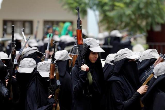 زينبيات الحوثي يقمعن النساء في صنعاء ويمنعهن من هذا الشي! 