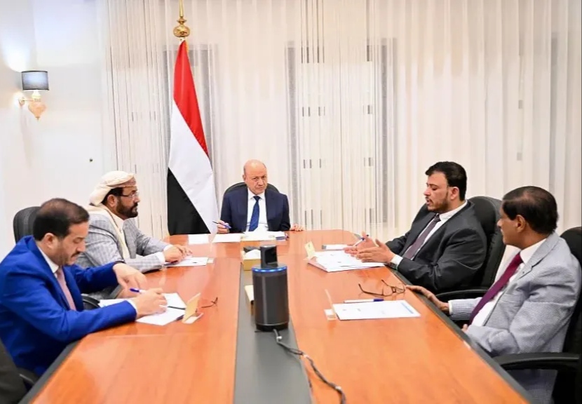 مجلس القيادة الرئاسي يشدد على الالتزام بمعالجة اختلالات الخدمات العامة ودعم البنك المركزي لاستعادة الاستقرار النقدي