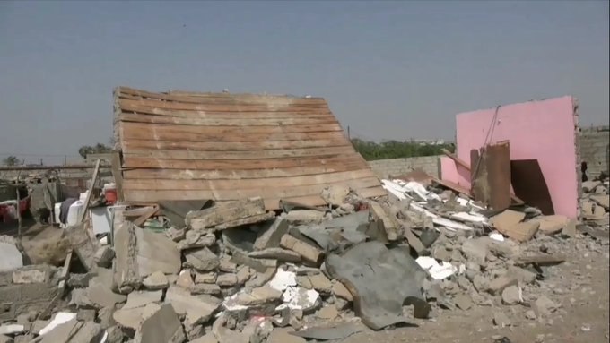 في جريمة بشعة.. مليشيا الحوثي تدمر منزل مواطن بقصف صاروخي بهذه المحافظة!
