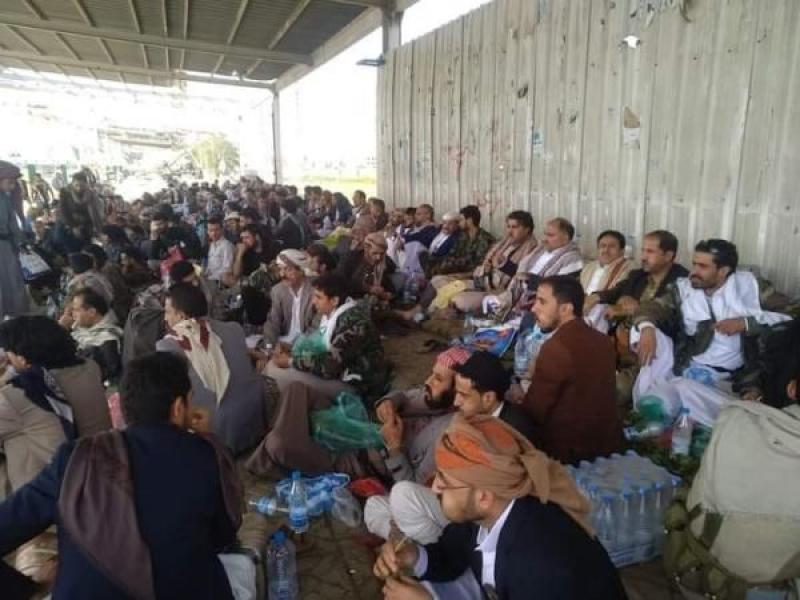 قبائل عنس تربك مليشيات الحوثي باحتجاجات حاشدة لهذا السبب