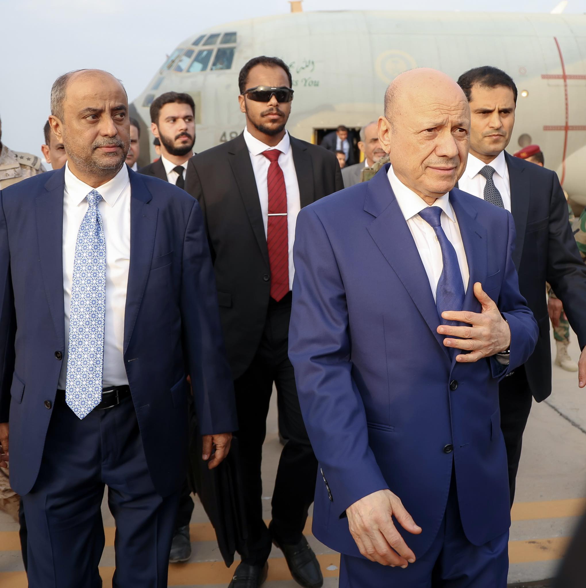 رئيس مجلس القيادة الرئاسي  يعود إلى العاصمة المؤقتة عدن