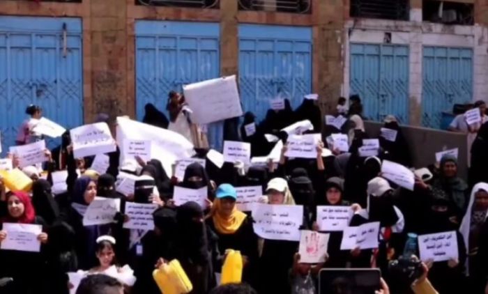 نساء محافظة تعز يواصلن الاحتجاجات للأسبوع الثالث على التوالي