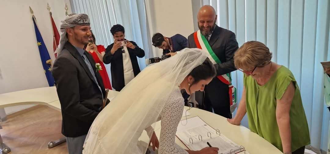 شاب يمني يعلن زواجه من فتاة ايطالية.. صورة