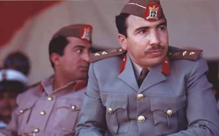 صورة نادرة للرئيس الشهيد ابراهيم الحمدي والى جانبه قائد عسكري كبير  