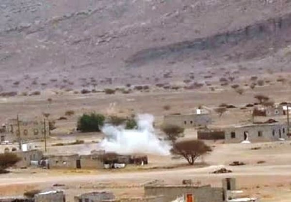 إب.. مليشيا الحوثي تنفذ قصفا عشوائيا على منازل المواطنين لأسباب واهية