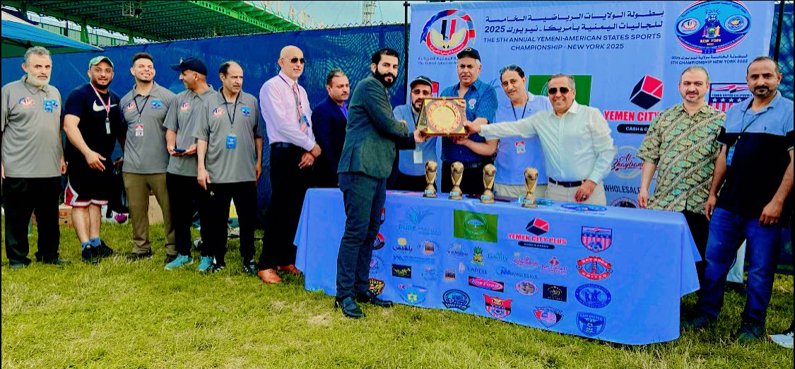 أمين عام اتحاد الكرة اليمني يكرم رجل الأعمال مرتضى المنتصر بدرع الاتحاد الرياضي اليمني الأمريكي