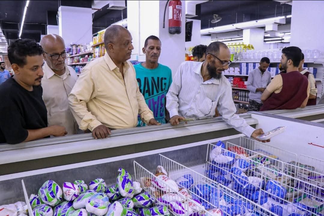 عدن.. تنفيذ حملة ميدانية رقابية لضبط الأسعار في مديرية صيرة
