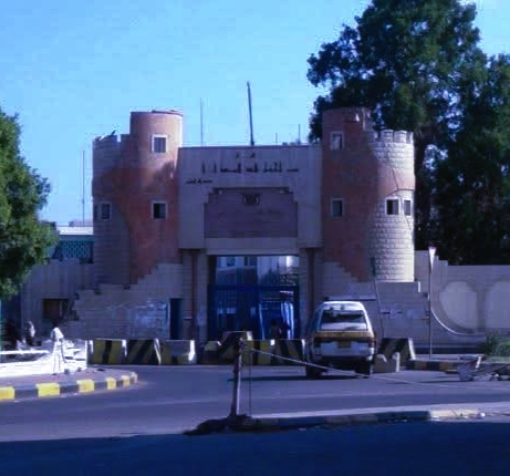 أمن عدن يتدخل لتنفيذ إجراءات حملة مكتب الصناعة والتجارة بهدف استقرار أسعار المواد الغذائية