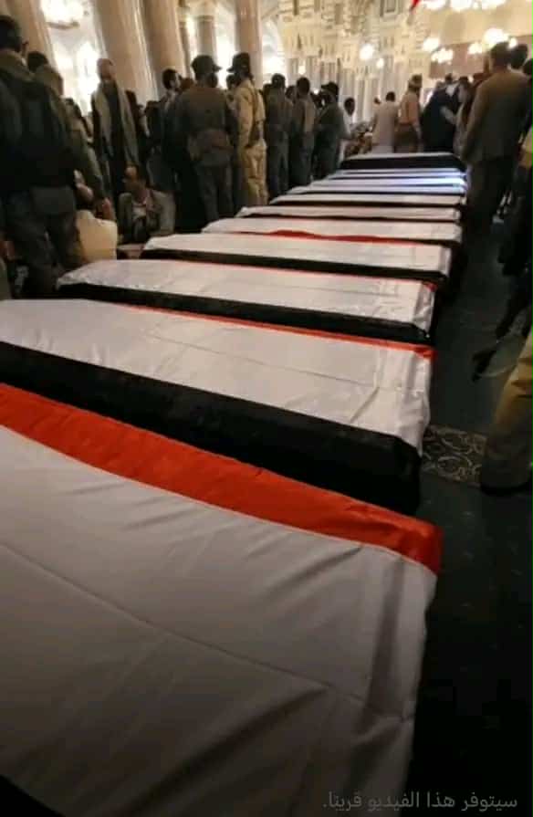 جامع الصالح في صنعاء يمتلئ بجنائز قيادات حوثية قتلوا بغارات إسرائيلية (صور)