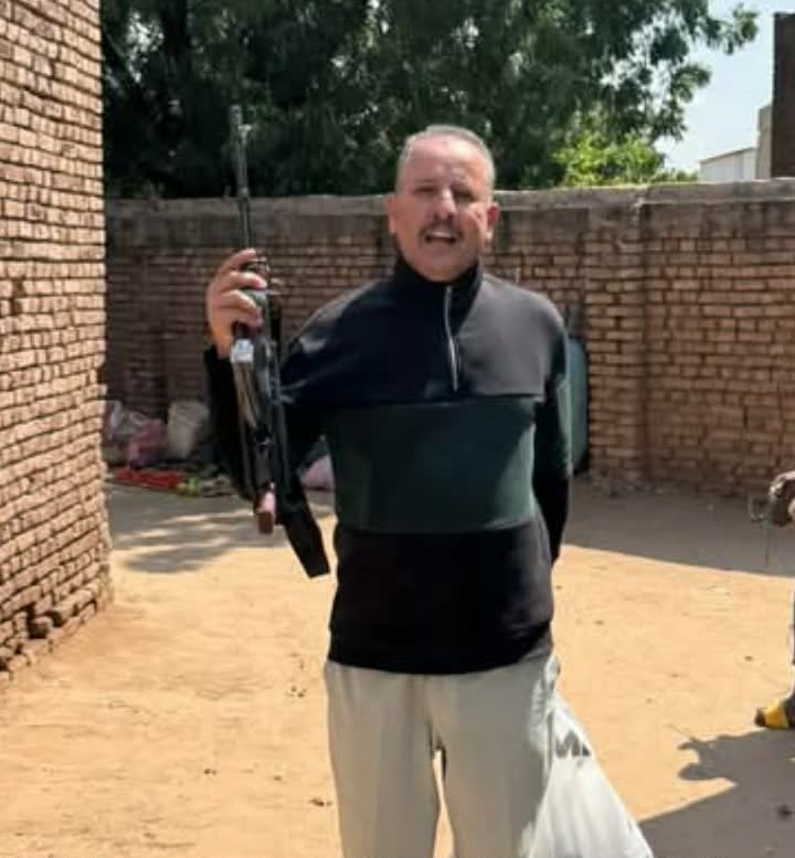 صحفي  يمني صورة له في احد شوارع السودان حاملاً بندقية وناشطون يعلقون لصالح من يعمل !