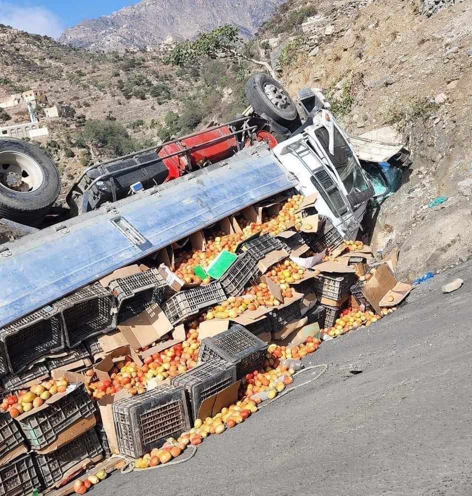 بسبب حصار الحوثيين .. وفاة سائق جراء انقلاب شاحنة في هذه المدينة اليمنية