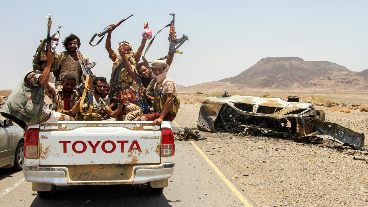 استمرارا لجرائم المليشيا الحوثية .. تابع كيف تم نهب ممتلكات المواطنين بهذه المحافظة