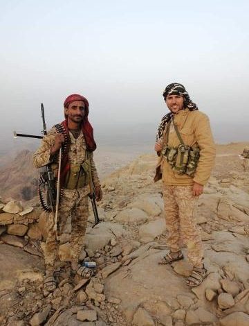 ظهور أبطال الجيش من قمة جبل البلق مؤكدين سيطرتهم الكاملة عليه ومفندين كل الادعاءات الحوثية الكاذبة.. فيديو 