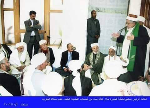 الرئيس الراحل صالح في صورة نادرة تجمعه مع ابرز علماء اليمن داخل احد المساجد