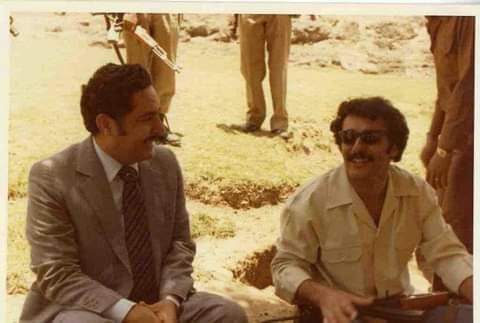 شاهد صورة نادرة للرئيس صالح وعبدالعزيز عبدالغني وما يضع الأول أمامه من سلاح 