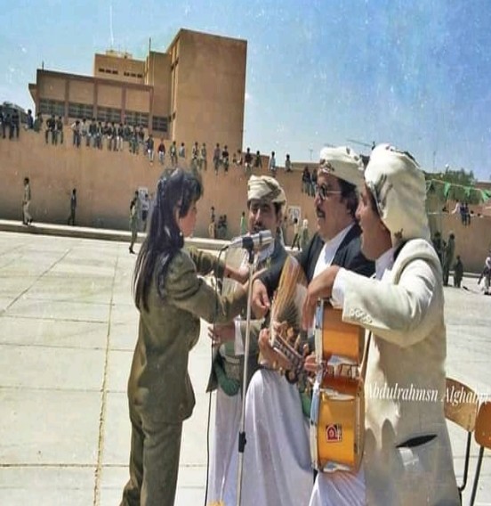 صورة نادرة للثلاثي الكوكباني وهم يلهبون جماهير ليبيا بالفن الشعبي وماذا قدمت فتاة حينها؟