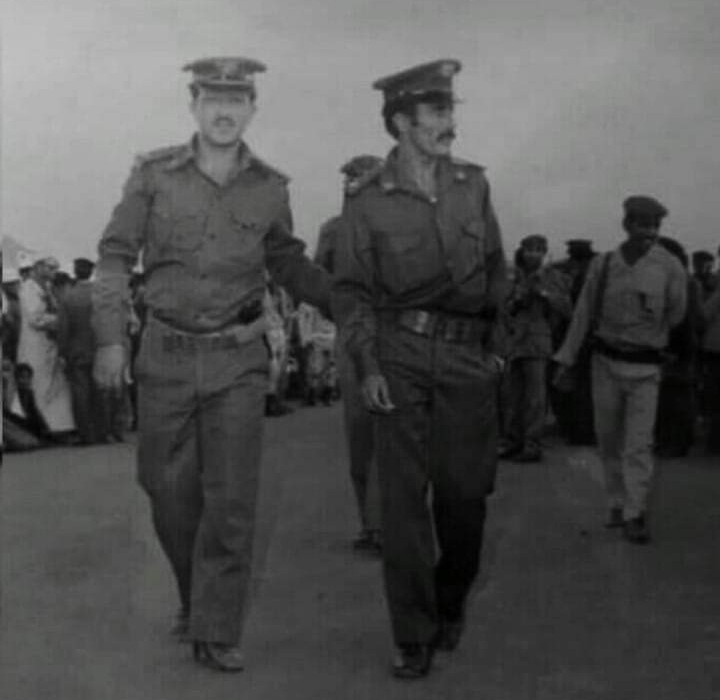 من هو اللواء شاكر بابكر الذي ظهر في صورة نادرة مع الرئيس صالح وهما يرتديان البزات العسكرية ؟
