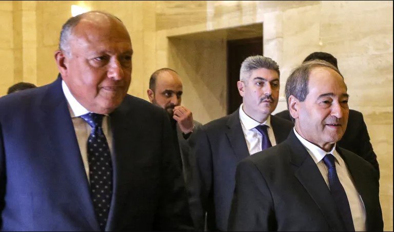 لأول مرة منذ أكثر من عشر سنوات .. وزير الخارجية السوري في القاهرة 