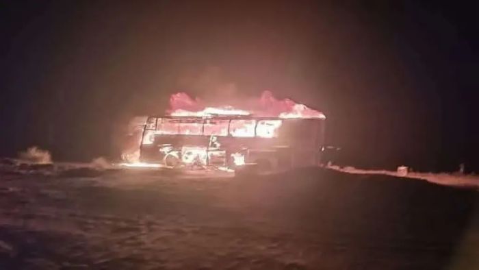 اندلاع حريق هائل في حافلة نقل ركاب جماعي على الخط الدولي الرابط بين مأرب وحضرموت