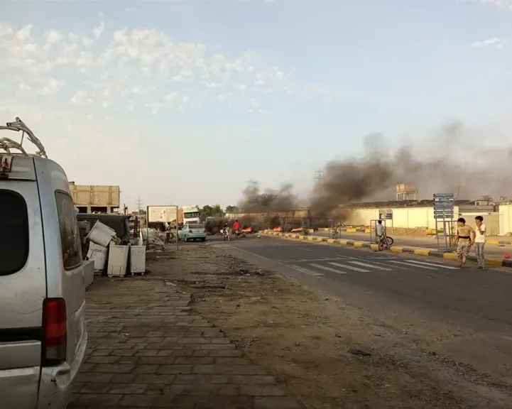 لحج.. مواطنون يعلقون الطريق العام في الحوطة احتجاجا على تردي الخدمات الأساسية