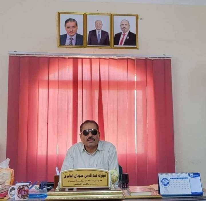 شاهد مسؤول يرفع بمكتبه صور ثلاثة من قيادات المجلس الرئاسي دفعة واحدة