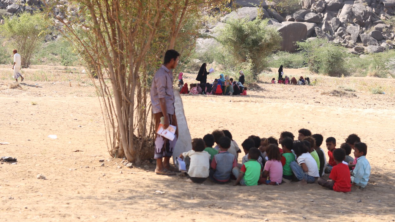 رغم ظروف الحرب.. طلاب بالعراء من أجل التعليم في اليمن