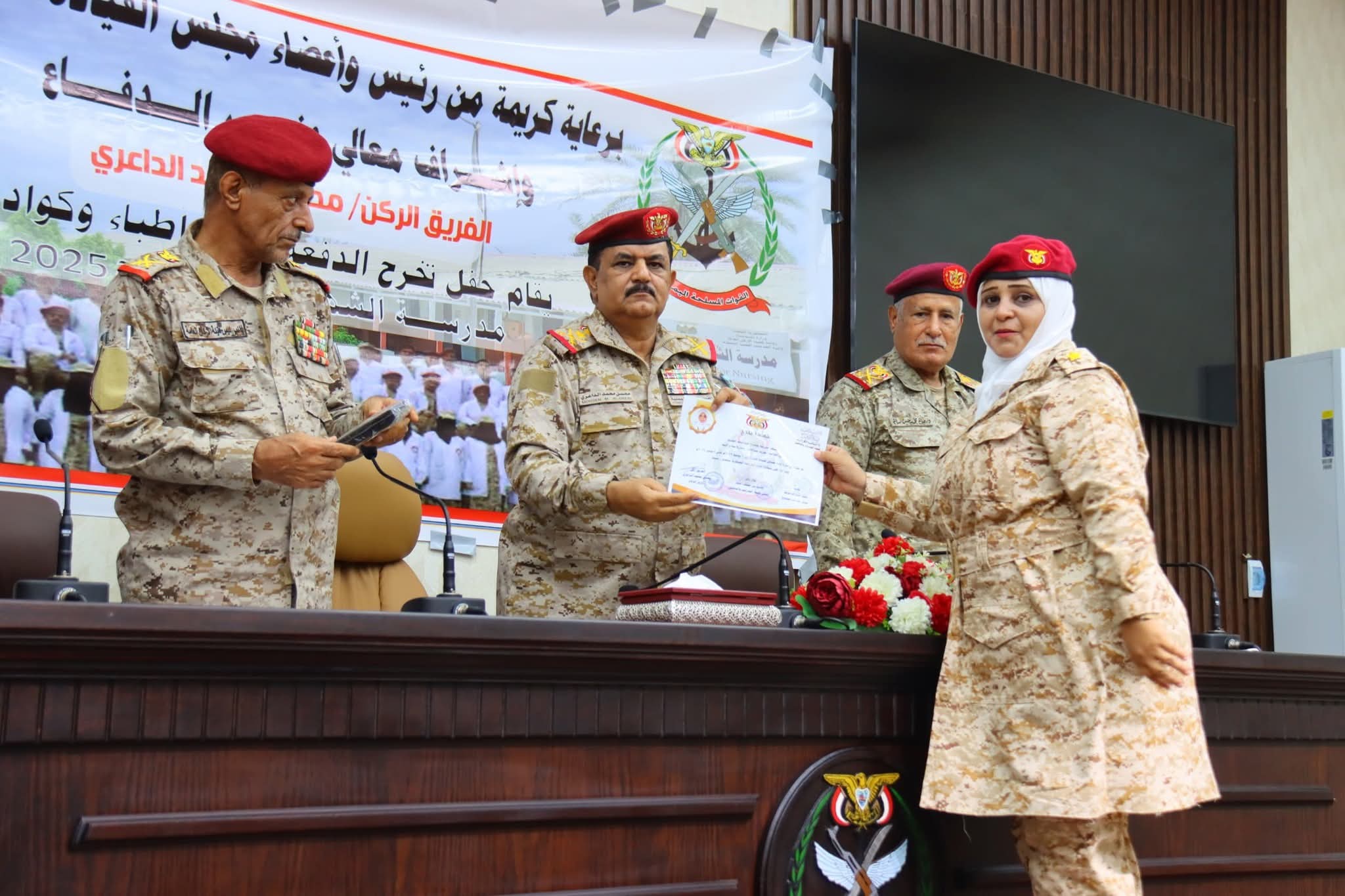 الوزير الداعري يؤكد على أهمية تخرج أول دفعة من الأطباء الجامعيين في عدن