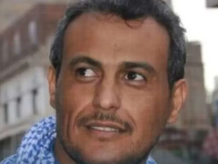على خلفية انتقاده لأحد قيادات الجماعة .. الحوثيون يعتقلون رئيس قناة فضائية تابعه لهم