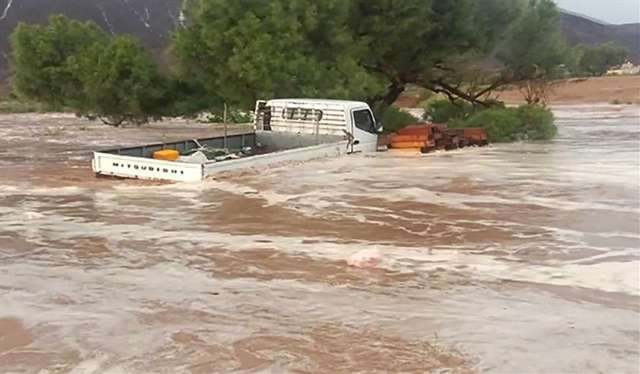 سيول أمطار تحاصر مواطنين وتخلف أضرار مادية كبيرة في هذه المحافظة !