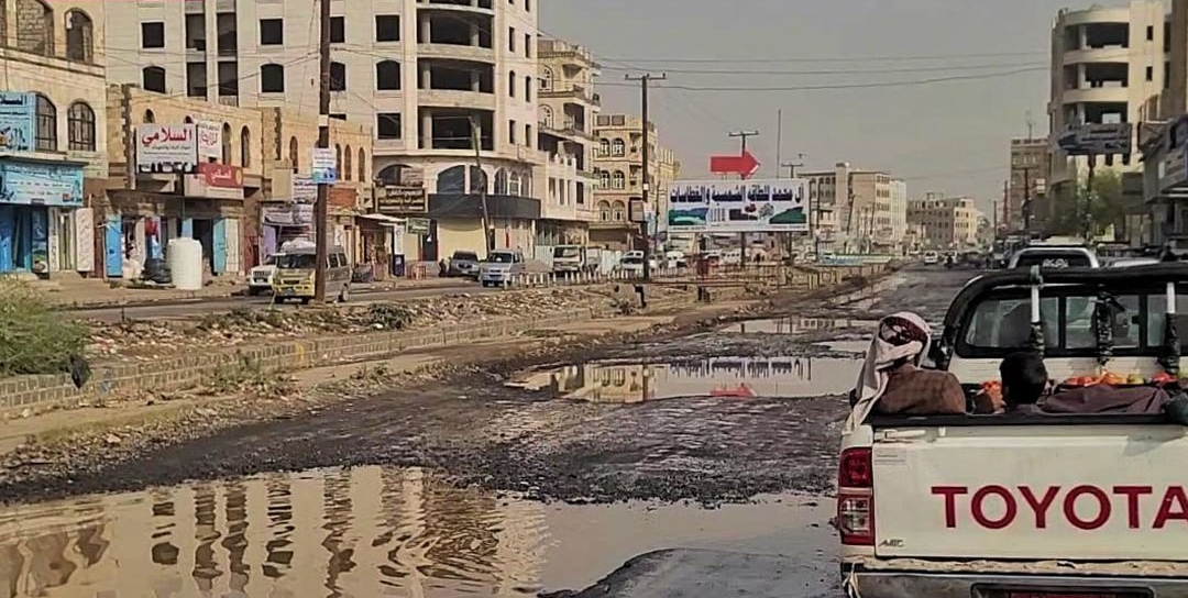 المواطنون في صنعاء يتهمون مليشيا الحوثي بالفساد وإهمال شبكات الصرف