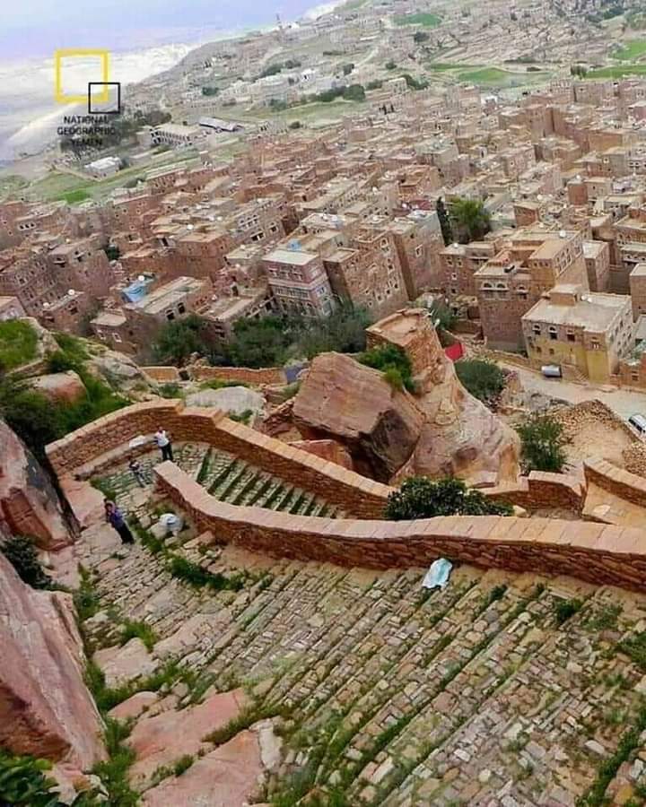 شاهد صورة مدينة يمنية تأريخية توصف بإنهاء بندقية العرب