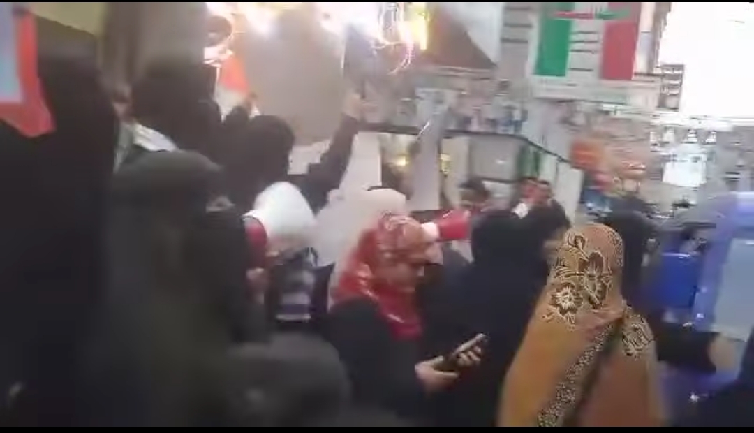 عدن تشهد غضب شعبي عقب فضيحة تلاعب محلات صرافة بأسعار الصرف (صور)