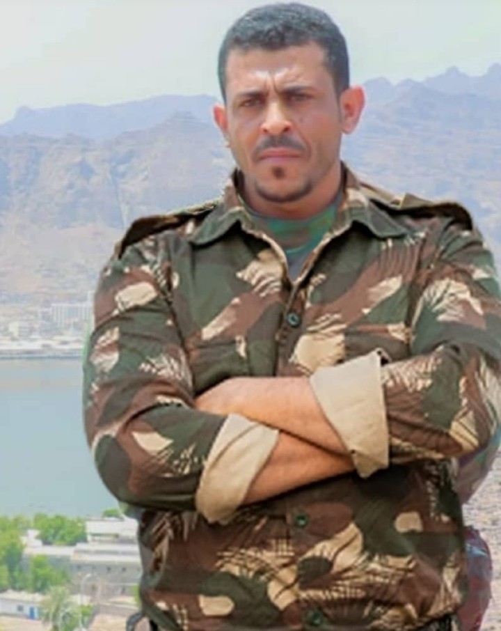قائد أمني يتولى مهمة كريتر ويدخلها بقوة ويمشط شوارعها ويتعهد بحفظ الأمن وإخماد الفتنة .. الإسم والصورة 