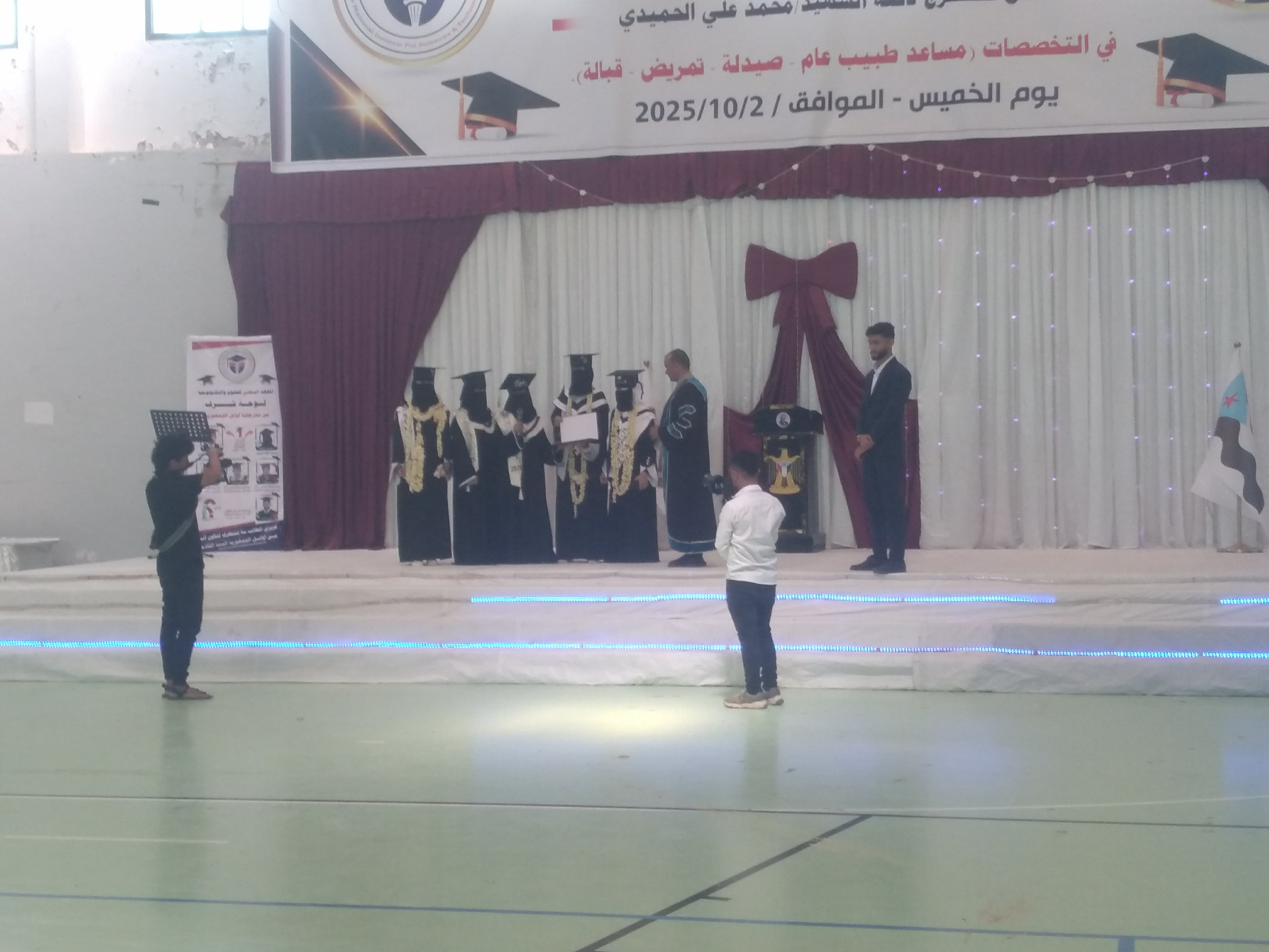 طالبة في حفل تخرجها تسرد قصة إصابة والدتها بمرض خطير  أثناء دراستها وبكى لوجعها الحضور 