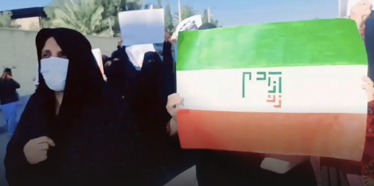 الأولى من نوعها في إيران .. تظاهرة نسائية وسط طلقات الرصاص الحي