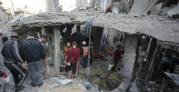 غزة تعود لإحصاء ضحاياها.. الاحتلال الإسرائيلي يقصف القطاع برا وجوا وبحرا